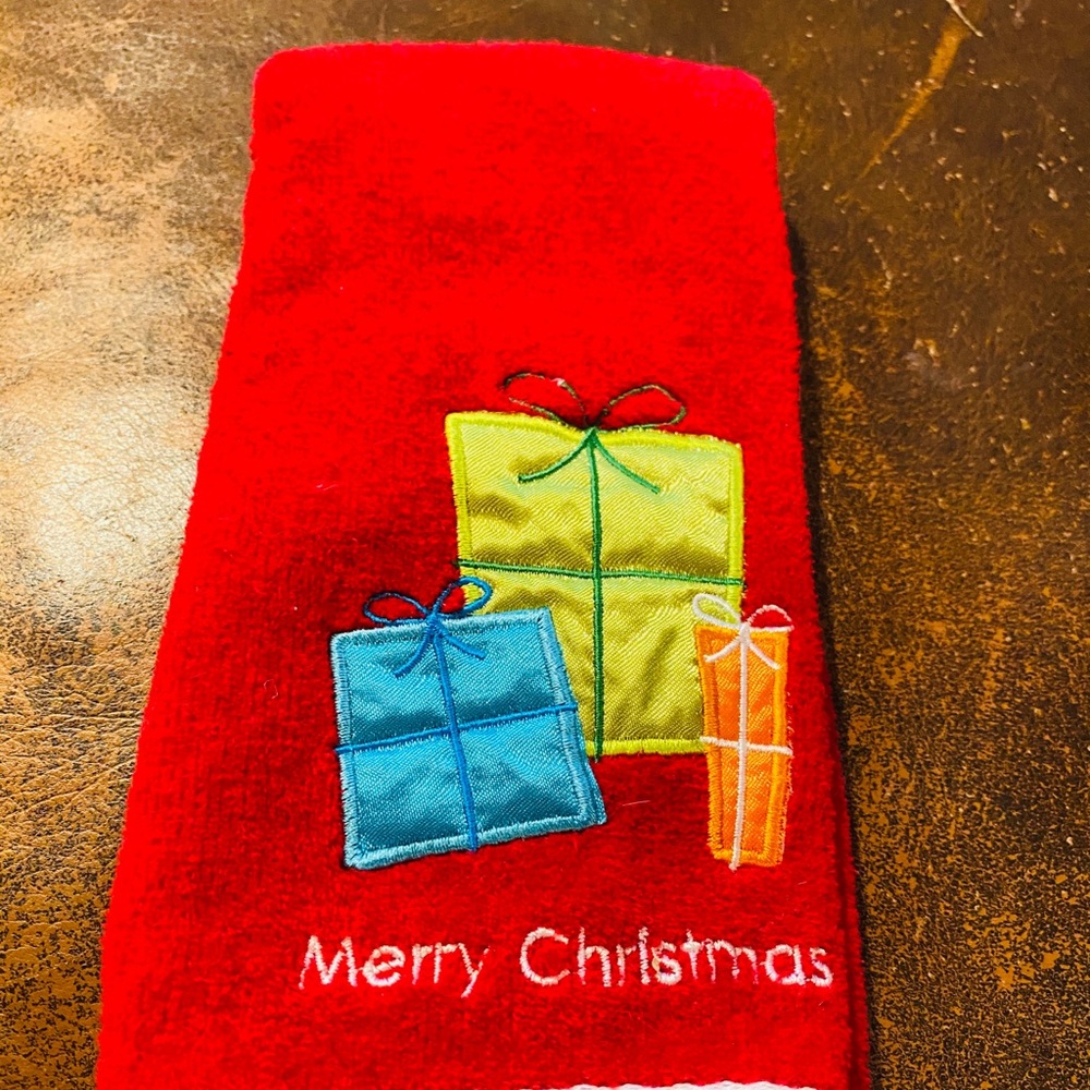 1 Merry Christmas 🎄 Presents 🎁 Tip Towel Never Used.
